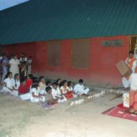 20061021_Photo_1000_swami with gurukul kids 3_CMP_WM